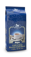 Eine Mischung aus 95% Arabica Kaffeebohnen aus den besten Plantagen Südamerikas mit aromatischen Milds aus dem Hochland verschiedener Länder Mittelamerikas. Abgerundet mit 5% der besten Robusta Bohnen von der Insel Java, erhält diese Mischung eine perfekt